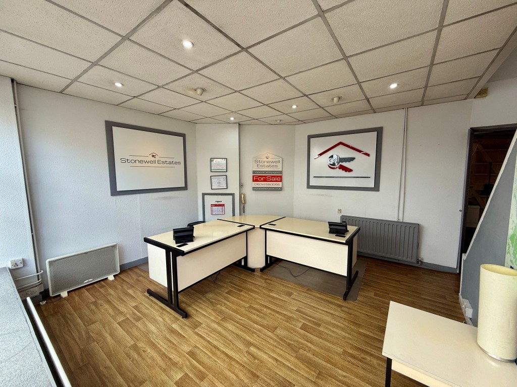 Lot: 109 - FREEHOLD PROPERTY IN TOWN CENTRE WITH POTENTIAL - Office area
